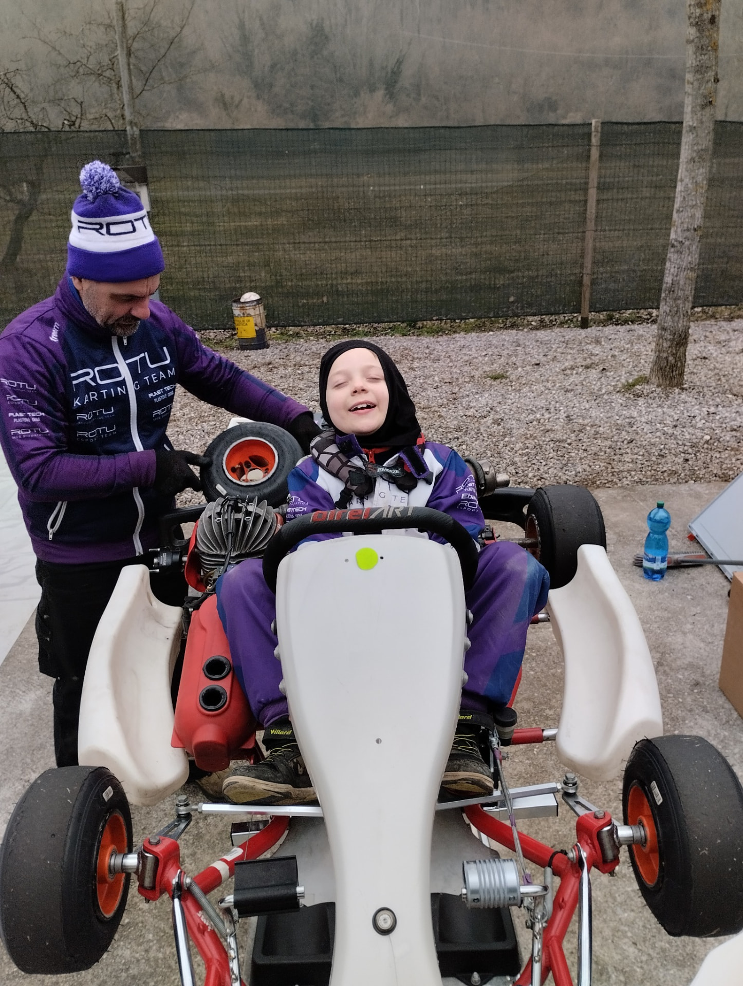 Dominik az Easykart 60-as gokartban, mellette egy csapattag dolgozik